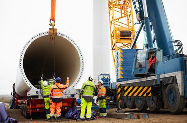 kranoperation an schwerem bauelement 380x250